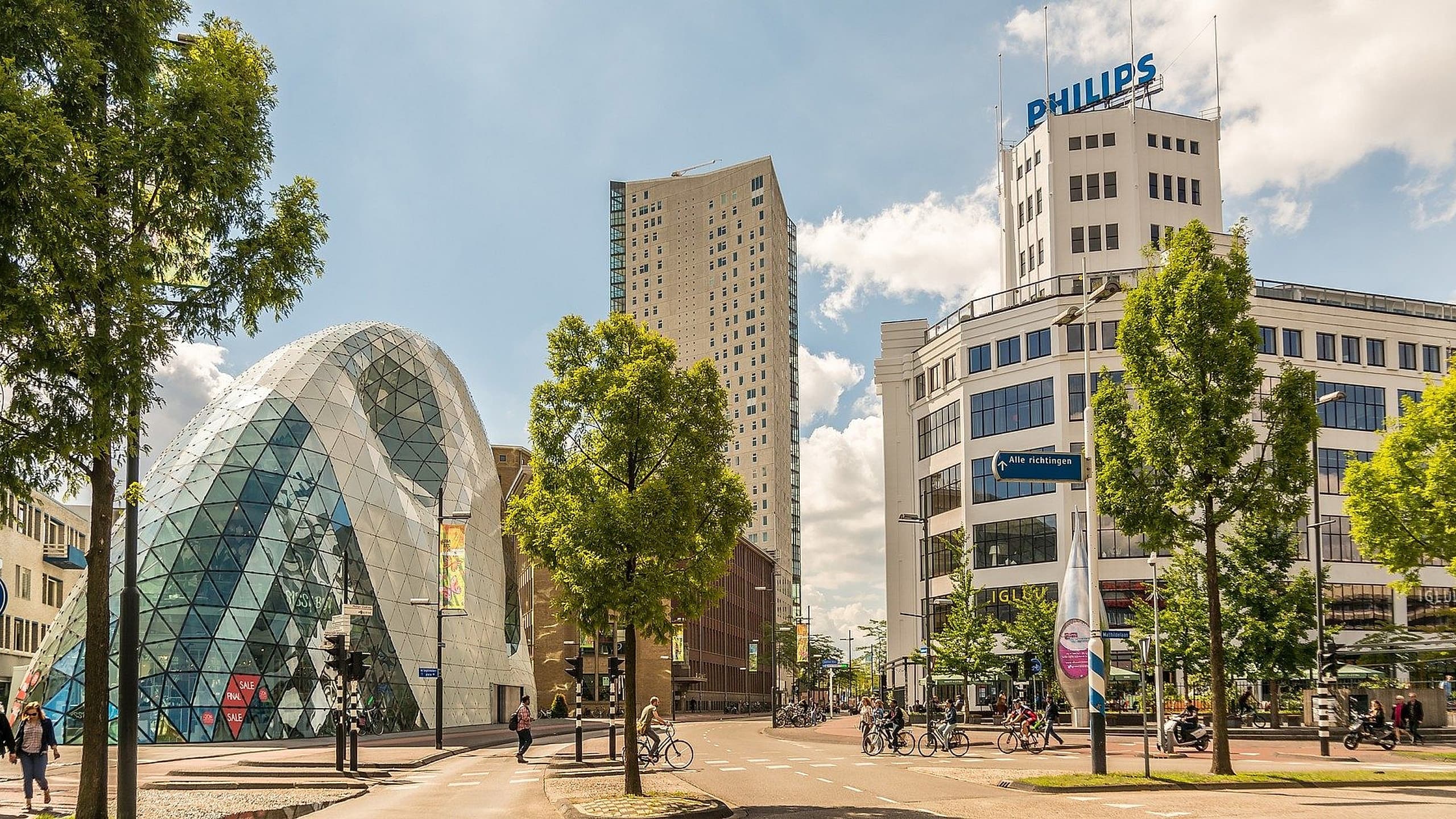 Brainport Eindhoven, 18 Septemberplein met Blob en Philips toren